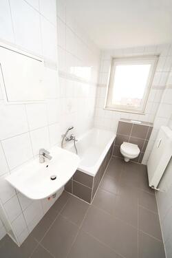 Foto - Schicke 3-Raumwohnung mit Balkon und Badewanne in gepflegter Wohnanlage