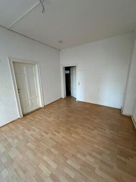 Foto - renovierungsbedürftige Wohnung - Arbeit von Ihnen - Freimieten von uns (Ja 16)