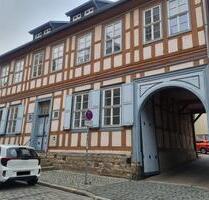 Komfortable 2-Zimmer-Wohnung im Erdgeschoss mit Einbauküche und Abstellraum in zentraler Lage - Halberstadt