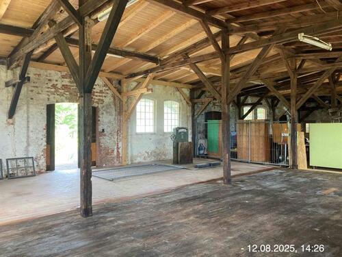 Foto - Halle, Lagerraum mit Anfahrrampe
