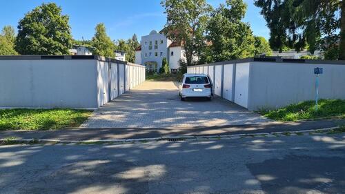 Foto - sehr schöne Garage im gepfegten Garagenhof