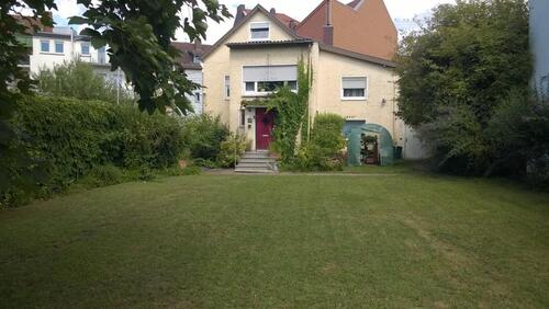 Foto - Zuhause zum Wohlfühlen - grüne Oase mitten in der Stadt