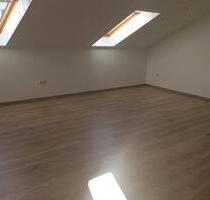 Großzügige und helle 4-Zimmer-Dachgeschosswohnung in 84367 Tann