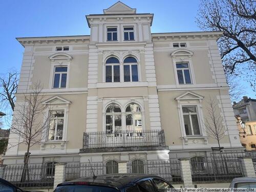 Foto - schickes Büro mit Parkplätzen im Zentrum