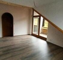 geräumige 2 Zimmer Dachgeschoss-Wohnung mit Fernblick und Balkon - Regenstauf