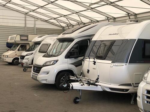 Foto - Hallenstellplätze Wohnmobil Wohnwagen PKW