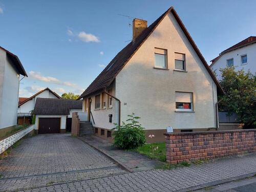 Foto - Freistehendes Einfamilienhaus mit Garage und großem Garten