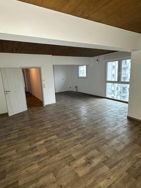 Foto - Moderne 2,5 Zimmer Wohnung mit Balkon, Aufzug & Stellplatz