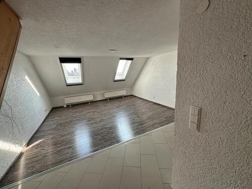 Foto - Drei-Zimmer-Dachgeschosswohnung ab sofort zu Mieten