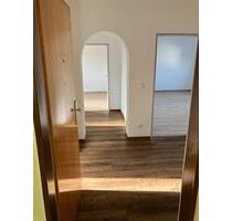 Bezugsfertig! NEU: Komplett renovierte 3-Zi.-Wohnung +++ neues Tageslicht-Bad! - Dörfles-Esbach