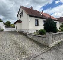 Doppelhaushälfte mit großem Grundstück u. 2 Garagen - Bad Gandersheim