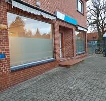 Nienhagen - Moderne Gewerbefläche mit großen Schaufenstern direkt an Hauptstraße gelegen