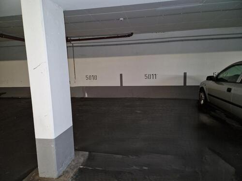 Foto - 'Dein Auto verdient den besten Platz – und den gibt's hier!'***Tiefgaragenstellplatz
