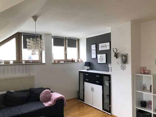 Foto - gepflegte 2,5 Zimmer Mansardenwohnung mit 52,5 m² zentraler Lage in Vilsbiburg Wohnraum, Schlafzimmer, Essküche und Tageslichtbad mit Wanne, WM Anschluss im Bad im 2. OG Gartenmitbenutzung...