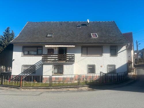 Foto - Großzügiges Einfamilienhaus mit Garten, Balkon und 2 Garagen