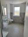 Foto - Moderne 3-Zimmer-Neubauwohnung mit Fußbodenheizung & Stellplatz – barrierefrei & einzugsbereit
