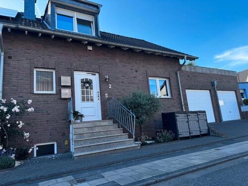 Foto - Einfamilienhaus mit Garage und Einliegerwohnung Haus Reihenhaus