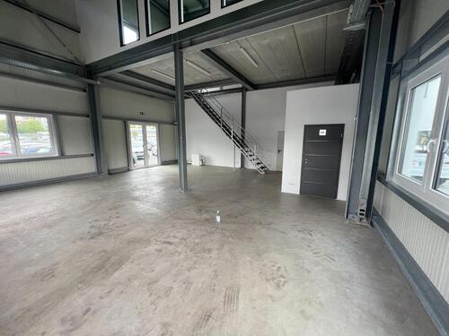 Foto - Schrauberhalle Platz Hebebühne Fußbodenheizung WC Modern