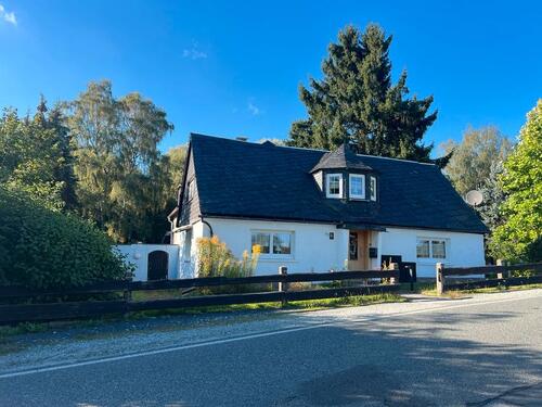 Foto - Kleines Haus im Grünen mit Garagen und großem Grundstück