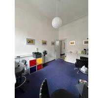 Praxisraum möbliert tageweise - 250,00 EUR Kaltmiete, ca.  13,00 m² in Freiburg im Breisgau (PLZ: 79098)