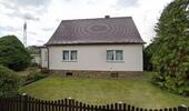 Foto - Einfamilienhaus mit großen Garten und Garagen
