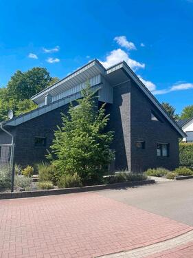 Foto - Modernes Einfamilienhaus mit stilvoller Klinkerfassade .
