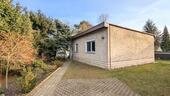Foto - Bungalow-Einfamilienhaus mit Garage, Werkstatt und großem Garten