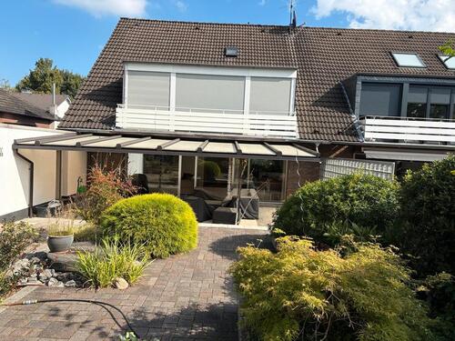 Foto - Einseitig freistehendes EFH mit uneinsehbarem Sonnengarten