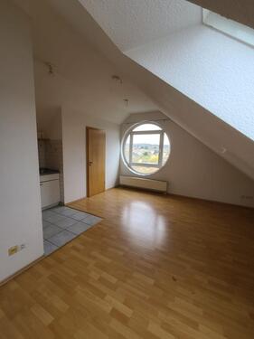 Foto - Kleines DG 1 Zimmer Apartment in LAT zentral mit kl. Küchenzeile