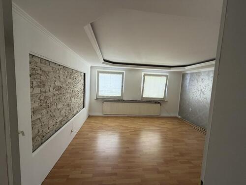 Foto - 4-Zimmer-WHG mit Terrasse, EBK und 80qm Garage, sofort verfügbar