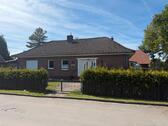 Foto - Bungalow Haus mit großem Eck Grundstück