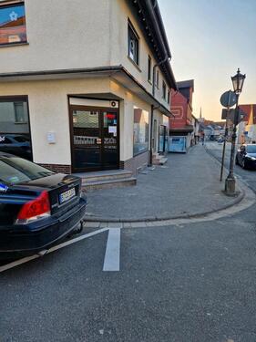 Foto - eine Kneipe mit Sitzgarnitur, 2 Spielautomaten, 1 Dartautomat,