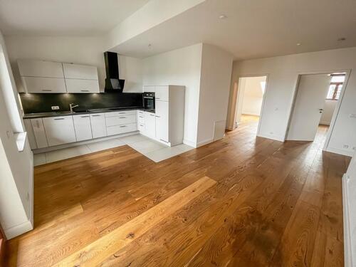 Foto - Modern geschnittene Dachgeschosswohnung mit Einbauküche und Fußbodenheizung