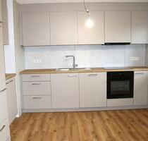 Schöne, großzügige 4 12-Zimmer-Mietwohnung in Heuchelheim mit Einbauküche u. Balkon, Ortsrandlage - Heuchelheim a. d. Lahn