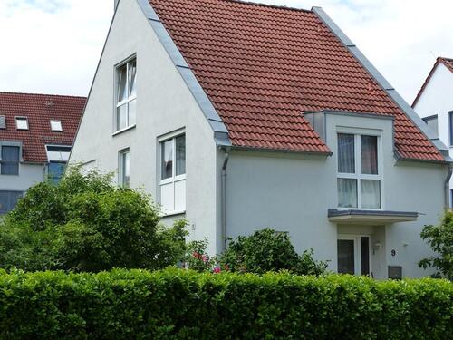 Foto - Ruhiges Einfamilienhaus in top Lage mit großem Garten und Garagen