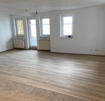 Sanierte 3-Zimmer-Wohnung mit Küche Balkon Aufzug - Friedberg (Hessen)