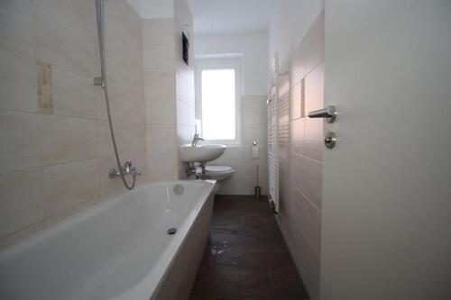 Foto - NEU RENOVIERT! **3-Zimmer-Wohnung mit neu saniertem Badezimmer im 1. OG zu vermieten**