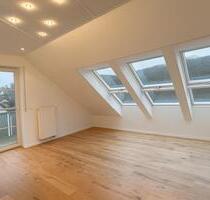 Frisch renovierte 2-Zi-DG-Wohnung mit Balkon, Garten & Stellplatz - Üchtelhausen