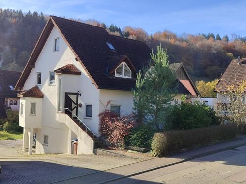 Foto - Freistehende Einfamilienhaus mit 6 Zimmern ( 2 Wohneinheiten )
