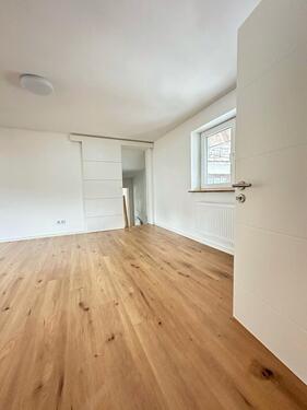 Foto - Kernsanierte 4-Zimmer-Wohnung - 750,00&nbsp;EUR Kaltmiete, ca.&nbsp; 88,00&nbsp;m&sup2;
