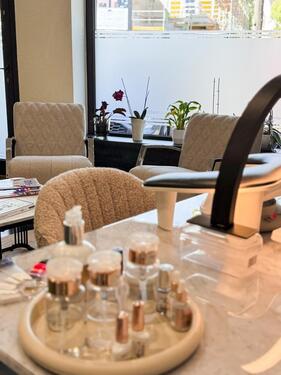 Foto - Arbeitsplatz für ManiküreGel im modernen Salon