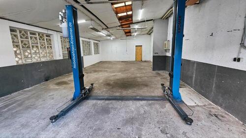 Foto - Halle, Gewerbehalle, Lager oder Werkstatt in einem Hinterhof