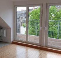 Sanierte 1-Zimmer-DG-Wohnung mit großem Balkon - Karlsruhe Südstadt