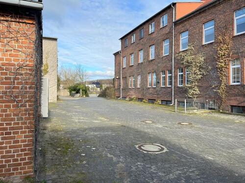 Foto - Werkshalle mit Büro und Lagerflächen