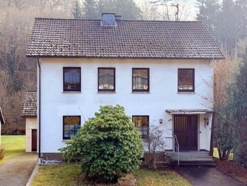 Foto - Ein-Zweifamilienhaus mit Garten und Doppelgarage - von privat