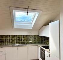 renovierte Dachgeschoßwohnung - 890,00&nbsp;EUR Kaltmiete, ca.&nbsp; 64,00&nbsp;m&sup2; in Bergen (PLZ: 83346)