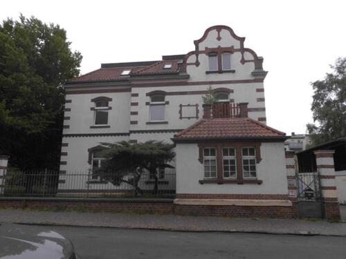 Foto - Großzügige Dachgeschoßwohnung in separater Villa