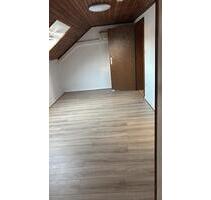 Dachgeschosswohnung (2,5 Zimmer) zu vermieten - Oberhausen