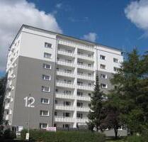 Super Ausblick und renoviert: 2 Zimmer Wohnung mit Balkon und Fahrstuhl. - Lübeck Sankt Jürgen