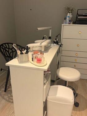 Foto - Arbeitsplatz für Nageldesignerin im Kosmetikstudio